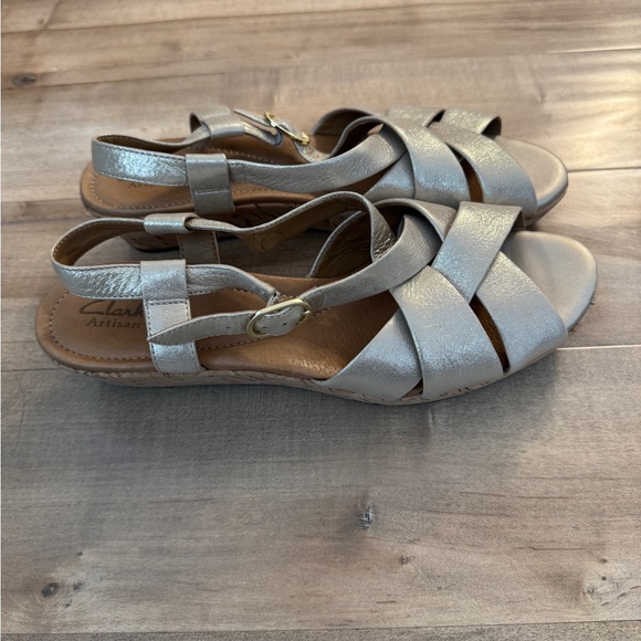 Clark’s Shoes Women’s 9.5 Leather Cork Wedge Sandals Shimmer Gold Artisan Comfy - Picture 2 of 6
